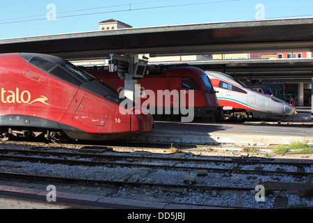 Rouge bourgogne italien Italo de trains à grande vitesse à Venise, avec ÖBB et Eurostar. Banque D'Images