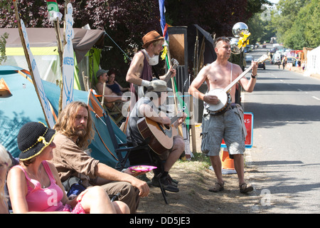 Balcombe, West Sussex, Angleterre, Royaume-Uni. 20 août 2013. Les manifestants à l'extérieur de la cuadrilla de fracturation site de forage à Balcombe. Banque D'Images