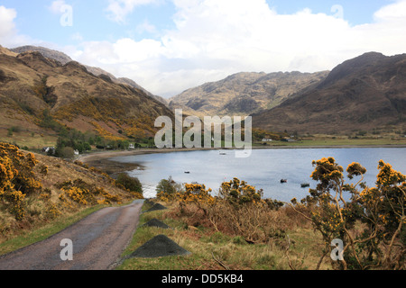 En regardant vers le village de Arnisdale sur les rives du Loch Hourn, près de Glenelg dans les Highlands d'Ecosse, Royaume-Uni. Banque D'Images