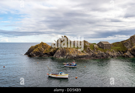 Port de Polperro avec le filet de pêche historique hut perché sur les falaises Banque D'Images