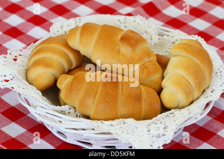 Croissants au beurre Pain panier sur nappe à carreaux Banque D'Images