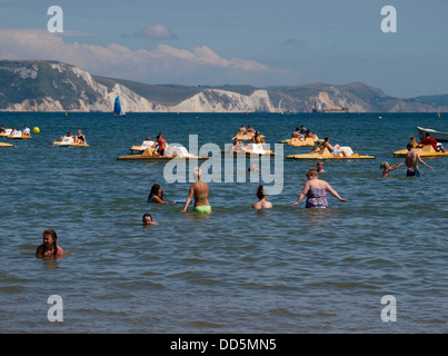 Les nageurs et les pédalos, Weymouth, Dorset, UK 2013 Banque D'Images