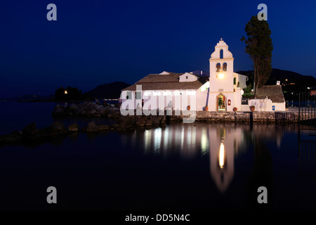 Le monastère de Panagia Vlahernon sur Vlachernes Island (Île de la souris) au large de la péninsule de Kanoni, île de Corfou, Grèce. Banque D'Images