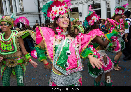 Londres, Royaume-Uni. Août 26, 2013. L'école de samba Paraiso effectuer au carnaval de Notting Hill, Londres, Royaume-Uni, 26 août 2013. Crédit : Guy Bell/Alamy Live News Banque D'Images