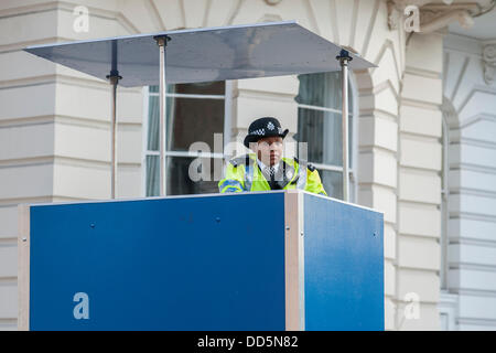 Londres, Royaume-Uni. Août 26, 2013. La police est utile mais aussi vigilant, et plus tard dans la journée qu'ils commencent à prendre un contrôle plus strict et des casques anti-émeute sont menées. Le carnaval de Notting Hill, Londres, Royaume-Uni, 26 août 2013. Crédit : Guy Bell/Alamy Live News Banque D'Images