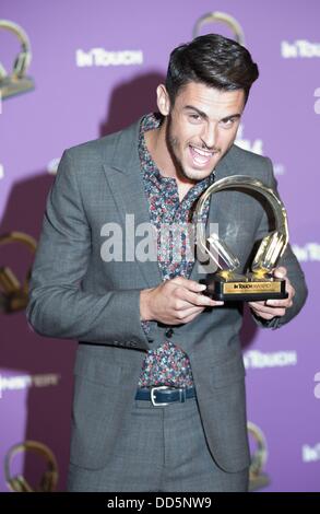 Modèle français et musicien Baptiste Giabiconi pose avec l'International Star Award se "tirer" décerné par le magazine people InTouch à Berlin, Allemagne, le 27 août 2013. Le prix rend hommage à la carrière internationale sans précédent Giabiconi. Photo : JOERG CARSTENSEN Banque D'Images