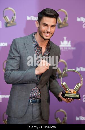 Modèle français et musicien Baptiste Giabiconi pose avec l'International Star Award se "tirer" décerné par le magazine people InTouch à Berlin, Allemagne, le 27 août 2013. Le prix rend hommage à la carrière internationale sans précédent Giabiconi. Photo : JOERG CARSTENSEN Banque D'Images