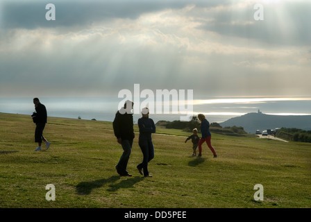 Beachy Head East Sussex Royaume-Uni en regardant vers l'ouest depuis la pointe de Beachy Head jusqu'au phare de Belle tout est maintenant une maison privée. SYSTÈMES HOMER Banque D'Images