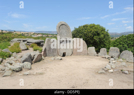 La tombe de géants s'ena et Thomes à l'île de Sardaigne, Italie Banque D'Images