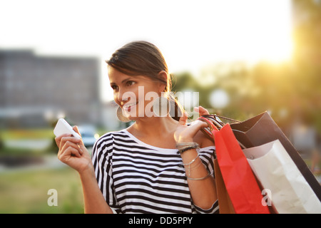 Beau young woman with shopping bags Banque D'Images