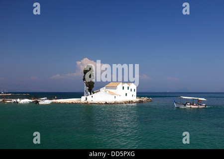 Le monastère de Panagia Vlahernon sur Vlachernes Island (Île de la souris) au large de la péninsule de Kanoni, île de Corfou, Grèce. Banque D'Images