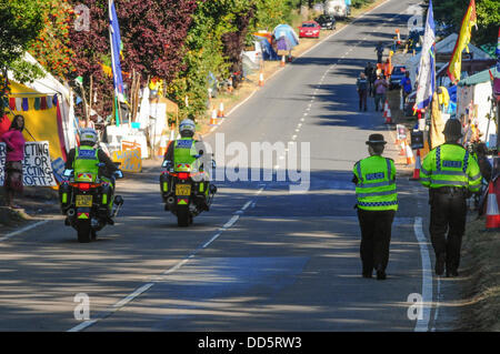 Balcombe, West Sussex, UK. 27 août, 2013. La police arrive à Balcombe Anti fracturation hydraulique croissante du camping au bord de la route à l'extérieur du site de Cuadrilla.Les militants anti fracturation protestent contre le perçage par Cuadrilla sur le site de West Sussex Crédit : David Burr/Alamy Live News Banque D'Images