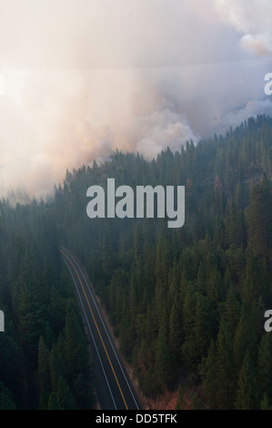 L'air de la Californie et de la Garde nationale de l'armée en force à l'appui des services forestiers des États-Unis et CAL FIRE luttant contre le # Rimfire.Photos Banque D'Images