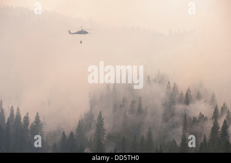 Le California Air National Guard, 129e Escadre de sauvetage HH-60 Pave Hawk équipages la bataille Rim Fire sur Yosemite National Park, 22 août 2013. La Garde Nationale de Californie UH-60 Black Hawk et HH-60 Pavhawks sont pleinement en vigueur à l'appui des US Forest se Banque D'Images