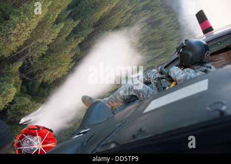 Le Sgt. Chris Boni, chef d'équipage de la Garde nationale de Californie, 1-140ème bataillon de l'Aviation (Air Assault) sur la base de formation conjointe de Los Alamitos (JFTB), les rejets de l'eau sur la tête arrosant le rim fire ci-dessous près de Yosemite National Park. Le Sapin Rim Banque D'Images