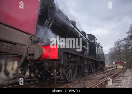 Une locomotive à vapeur restauré en inversion de garage Banque D'Images