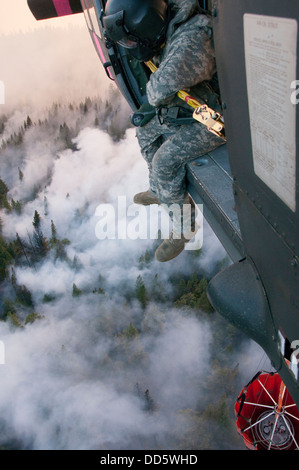 Le Sgt. Chris Boni, chef d'équipage de la Garde nationale de Californie, 1-140ème bataillon de l'Aviation (Air Assault) de Los Alamito Banque D'Images