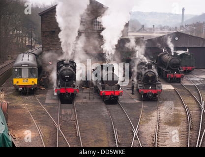 Une rangée de locomotives à vapeur et un moteur diesel classique des années 60, l'échauffement avant une journée de gala à Haworth Banque D'Images