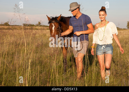 La Croatie, Dalmatie, jeune couple avec cheval dans un pré Banque D'Images