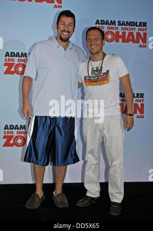 Rob Schneider et Adam Sandler (l-r) à la photocall de "Vous ne salissez pas avec le Zohan' à Berlin le 28 juillet en 2008. Banque D'Images