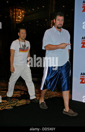 Rob Schneider et Adam Sandler (l-r) à la photocall de "Vous ne salissez pas avec le Zohan' à Berlin le 28 juillet en 2008. Banque D'Images