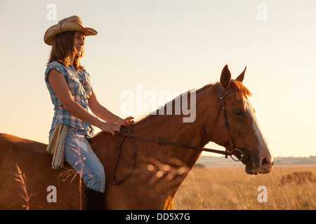 La Croatie, Dalmatie, jeune femme l'équitation Banque D'Images