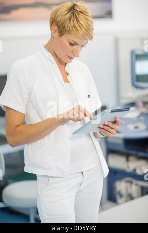 Doctor Using Tablet Computer Banque D'Images