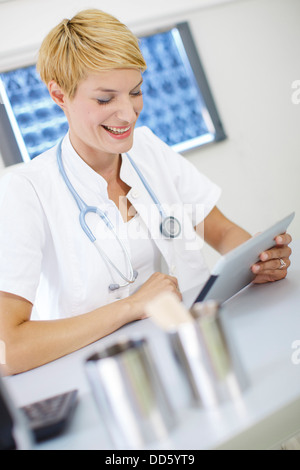 Doctor Using Tablet Computer Banque D'Images