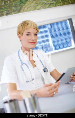 Doctor Using Tablet Computer Banque D'Images