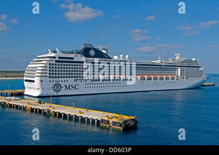 Le Mexique, Quintana Roo, Costa Maya, l'Italien MSC Poesia croisière des Caraïbes aux côtés de la jetée. Banque D'Images