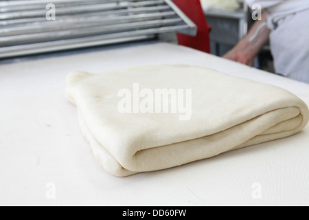 Faire de la pâte feuilletée dans une boulangerie pâtisserie plié Banque D'Images