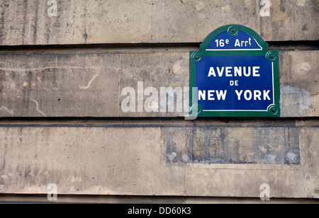 France, Ile de France, Paris, Parisian street sign bleu et blanc sur la construction de mur avec l'Avenue de New York street nom. Banque D'Images