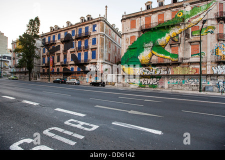 Street art à Picoas dans les rues de Lisbonne faite par le graffiti artistes Os Gemeos, Portugal, Europe Banque D'Images