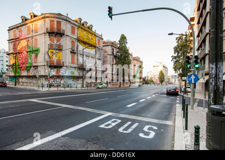 Street art à Picoas dans les rues de Lisbonne faite par le graffiti artistes Os Gemeos, Portugal, Europe Banque D'Images