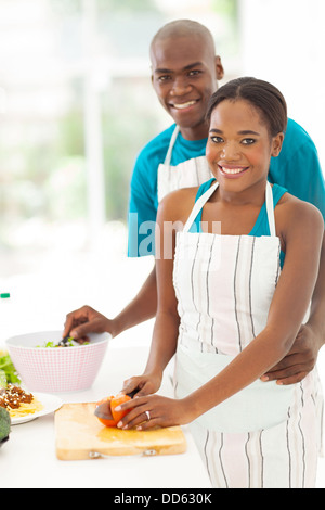 Cute couple la cuisson des aliments sains ensemble Banque D'Images