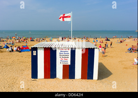 Les personnes bénéficiant du Soleil sur le front de mer de Margate Banque D'Images