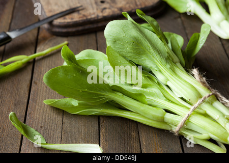 Bunch le bok choy sur la table, près de la nourriture Banque D'Images