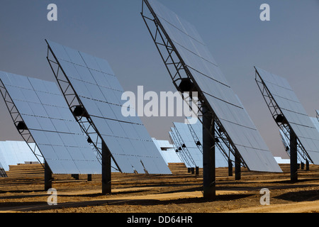 Complexe thermal solaire Solucar près de Séville Espagne comprend le PS10 et PS20 et de l'énergie thermique solaire de Solnova stations. Banque D'Images