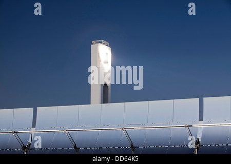 Complexe thermal solaire Solucar près de Séville Espagne comprend le PS10 et PS20 et de l'énergie thermique solaire de Solnova stations. Banque D'Images