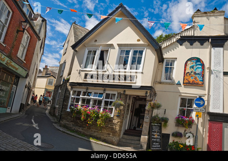 Vue horizontale de l'auberge de bateau le long d'une rue étroite à Fowey lors d'une journée ensoleillée. Banque D'Images