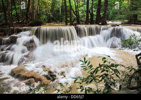 Huay mae khamin cascades dans la province de Kanchanaburi, Thaïlande Banque D'Images