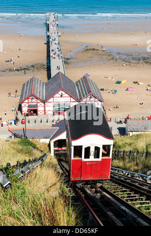 Falaise vue sur l'eau powered avec tramway Funiculaire Saltburn Pier et plage à l'arrière-plan. Banque D'Images