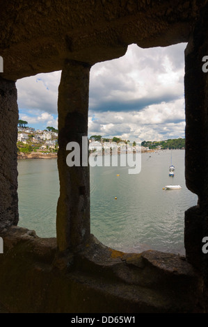 Vue verticale à travers une vieille fenêtre en pierre de l'estuaire du fleuve Fowey lors d'une journée ensoleillée. Banque D'Images