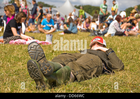 Vue horizontale de personnes à un festival de musique le soleil brille. Banque D'Images