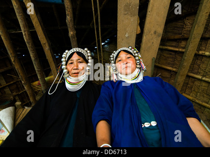 Les femmes Akha dans leur village dans la maison dans l'Est des collines Shan du Myanmar. Banque D'Images