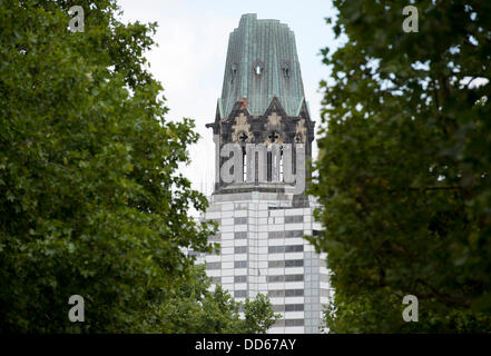 L'Église du Souvenir Kaiser Wilhelm peut être vu à nouveau à Breitscheidplatz square à Berlin, Allemagne, le 27 août 2013. La zone inférieure est toujours couvert par un échafaudage. La dépose de l'échafaudage à la plinthe est seulement prévu pour le début de 2014. Photo : RAINER JENSEN Banque D'Images