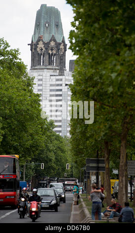 L'Église du Souvenir Kaiser Wilhelm peut être vu à nouveau à Breitscheidplatz square à Berlin, Allemagne, le 27 août 2013. La zone inférieure est toujours couvert par un échafaudage. La dépose de l'échafaudage à la plinthe est seulement prévu pour le début de 2014. Photo : RAINER JENSEN Banque D'Images