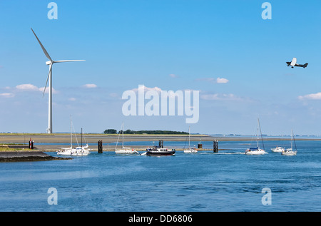 Maison de vacances sur le lac néerlandais. Compétition de voile. Pays-bas Banque D'Images