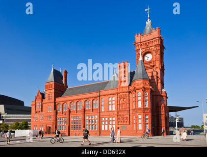 Le bâtiment restauré Pierhead de Cardiff Bay Cardiff Bay avec les touristes de la zone située au sud du Glamorgan South Wales GB UK EU Europe Banque D'Images