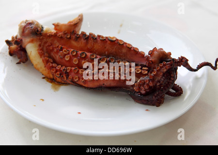 Poulpe Grillé est servi dans la ville de Rhodes, Rhodes, Grèce. Banque D'Images